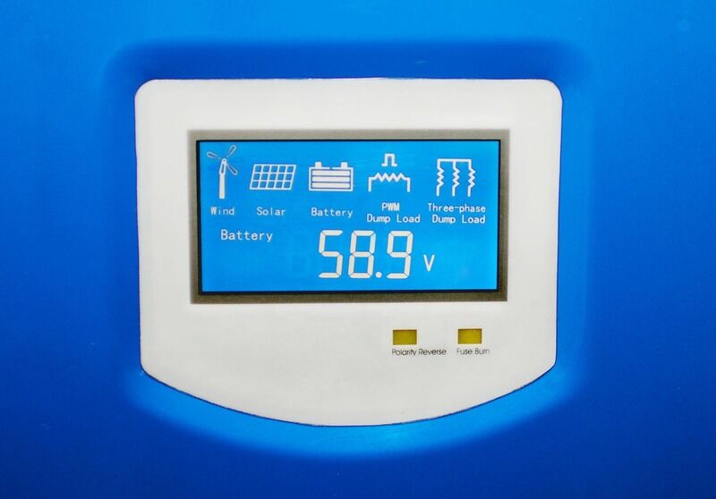 Mały hybrydowy system energii wiatrowej słonecznej zapewniający 95% wydajności odpowiedni do energii odnawialnej poza siecią