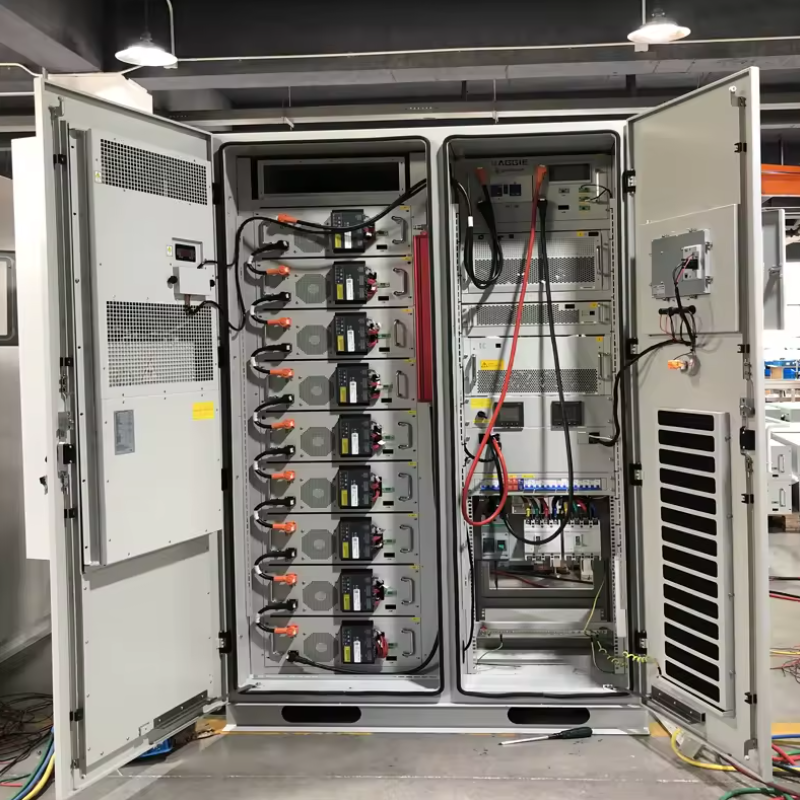Bateria, szafa zewnętrzna z napięciem znamionowym systemu 204-768 V i energią elektryczną 64-241 Kilowatów na godzinę o poziomie ochrony IP54